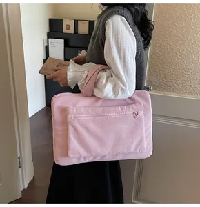 Détails du sac pour ordinateur en velours côtelé rose avec poche zippée