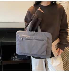 Détail du sac fourre-tout pour ordinateur en velours côtelé gris foncé avec texture