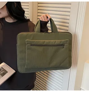 Détail du sac cabas en velours côtelé vert armée avec texture et poche zippée avant
