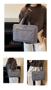 Détail du grand sac cabas en velours côtelé gris montrant la texture et la poche