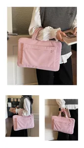 Vue détaillée de la sacoche rose en velours côtelé avec texture et poche zippée à l'avant