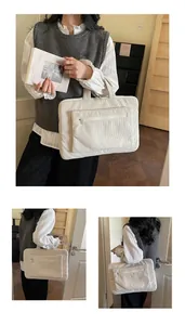 Détail du sac d'ordinateur en velours côtelé crème avec poche frontale et zip métallique