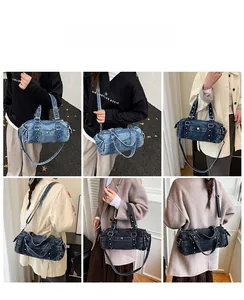 Dettagli della borsa grande in denim con borchie e tracolle indossata dai modelli