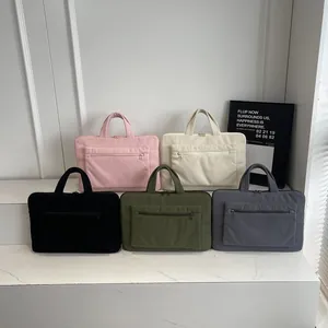 Sacs cabas pour ordinateur en velours côtelé de cinq couleurs sur marches en marbre