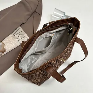 Stylische Leopard-Print Shopper Tasche mit braunem Lederbesatz und Innenfächern