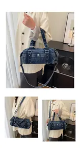 Dettaglio della borsa a cilindro in denim lavato con borchie e tracolla rimovibile