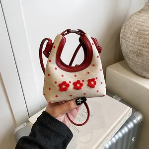 Mini canvas schoudertas met rode stippen, 3D bloemen en leren schouderbanden