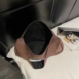 Bolso tote de ante marrón oscuro con cierre magnético y bolsillo interno con cremallera