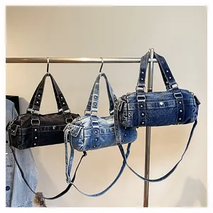Dettagli di tre borse a cilindro in denim lavato con rivetti vintage e tracolle