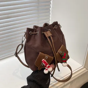 Sac seau en daim marron avec breloques festives et bandoulière à cordon ajustable