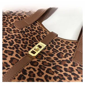 Nahaufnahme des goldenen Metalldrehverschlusses am Leopardenmuster-Shopper aus Leder