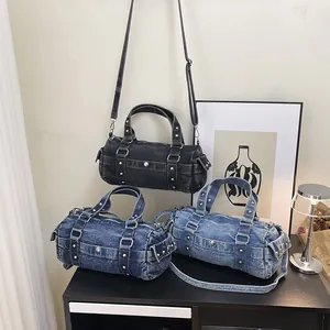 Tre colori di borse Boston in denim lavato con borchie metalliche e tracolla regolabile
