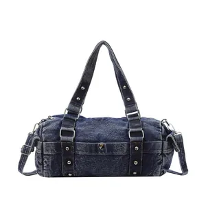 Borsa Boston vintage in denim lavato grande capacità con rivetti e dettagli argento