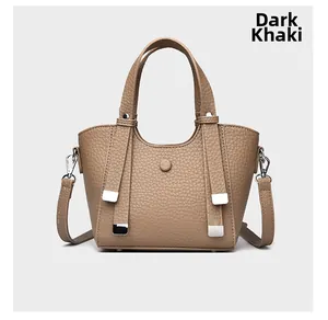 Détail de la texture cuir grainé et des finitions métalliques sur ce sac à main kaki foncé
