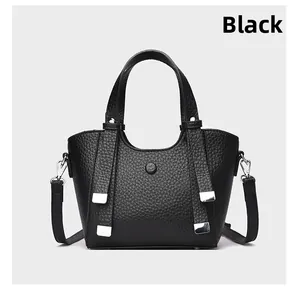 Détails du sac à main noir avec texture grainée et finitions métalliques argentées