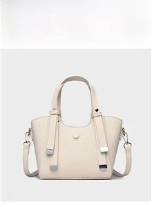 Détail d'un sac à main beige en cuir grainé avec bandoulière réglable amovible