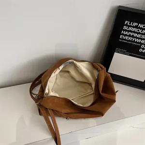 Borsa tote grande marrone in finto scamosciato con fodera in tessuto per donna