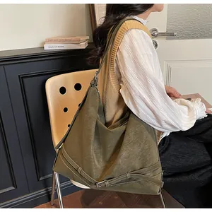 Dettaglio borsa tote in pelle scamosciata verde oliva con fibbia e morbida forma hobo