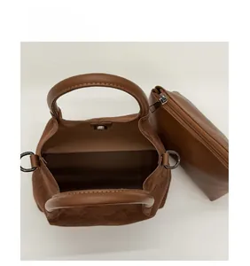 Vue détaillée de l'intérieur en daim grande capacité avec boucle magnétique et pochette