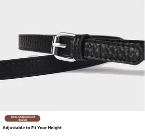 Détail d'une ceinture en cuir noir avec une boucle de réglage en métal poli brillant