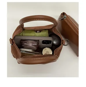 Vue de dessus du sac à main en daim marron avec grande capacité et pochette interne