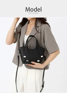 Détail du sac à main trapèze noir grainé avec ferrures argentées et bandoulière réglable