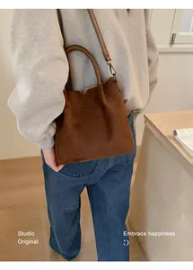 Sac à main en daim marron avec bordure ondulée et bandoulière amovible en décor de style