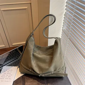 Grande borsa tote in morbida ecopelle verde oliva per donna in un ambiente di vita moderno