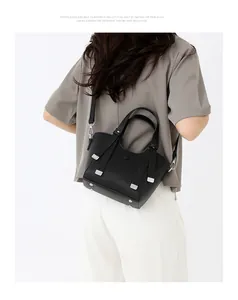 Détails du sac en cuir grainé noir avec finitions argentées et rivets de protection