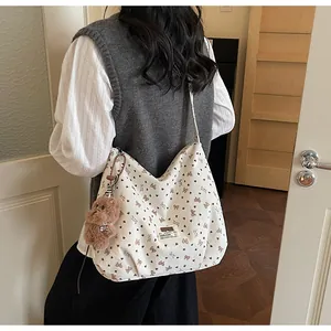 Détail du sac cabas en velours côtelé avec nœuds marrons et ours en peluche