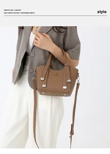 Détail du sac à main en cuir grainé avec finitions argentées et bandoulière réglable