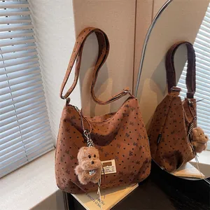 Grand sac cabas en velours côtelé marron avec motifs de cœurs et pendentif chien