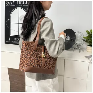 Detailansicht der stylischen Leopard-Tragetasche mit Lederbesatz und goldenem Schloss