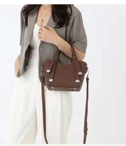 Détail du sac cabas en cuir grainé marron foncé avec fermoir argenté et bandoulière