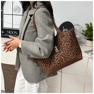 Detail der trendigen Leopard-Tote-Bag mit braunen Ledergriffen und Goldverschluss