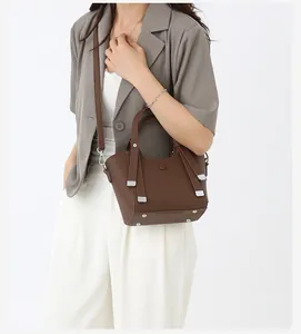 Sac à main marron en cuir litchi avec boucle argentée et bandoulière réglable