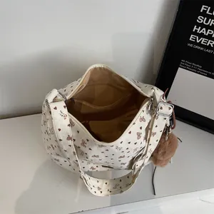 Sac fourre-tout minimaliste avec motifs de cœurs, fermeture éclair et pompon doux