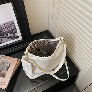 Grande borsa tote minimalista bianco crema con zip e mini pochette coordinata
