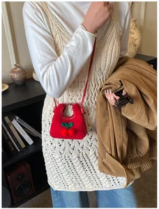 Detailansicht der roten Mini-Plüschtasche mit Kirschdekor und weichem Kunstpelz-Effekt