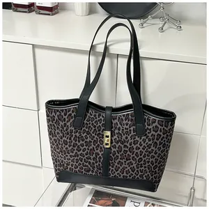 Detailansicht der großen Shopper-Tasche mit Leopardenmuster, Lederbesatz und Goldverschluss
