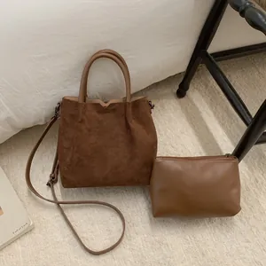 Détail du sac cabas en daim marron foncé avec pochette intérieure et bandoulière