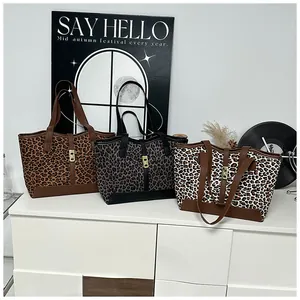 Detail von Leoparden-Tote-Bags mit Metalldrehverschlüssen in Braun- und Grautönen