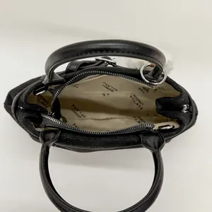 Minimalistische schwarze Shopper-Tasche mit Plüsch-Anhänger und geräumigem Innenraum