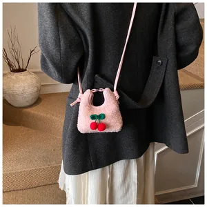Rosa Mini-Umhängetasche aus Kunstlammfell mit süßen gestrickten Kirschanhängern