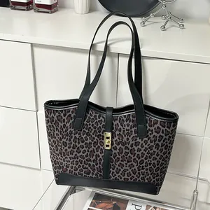 Schicke Shopper-Tasche mit grauem Leopardenmuster, schwarzen Riemen und Goldverschluss