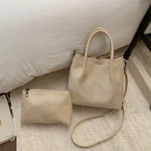 Détails d'un sac cabas beige en suédine avec pochette intérieure et bandoulière amovible
