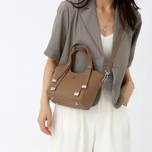 Sac à bandoulière en cuir grainé marron avec détails argentés pour le quotidien