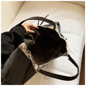 Vista dettagliata della borsa tote con bordo in peluche e fodera testurizzata