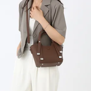 Sac à main en cuir marron avec bandoulière amovible et finitions argentées élégantes