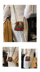 Nahaufnahme der Winter Kirsch-Plüschtasche mit 3D-Frucht-Pompons zum Umhängen